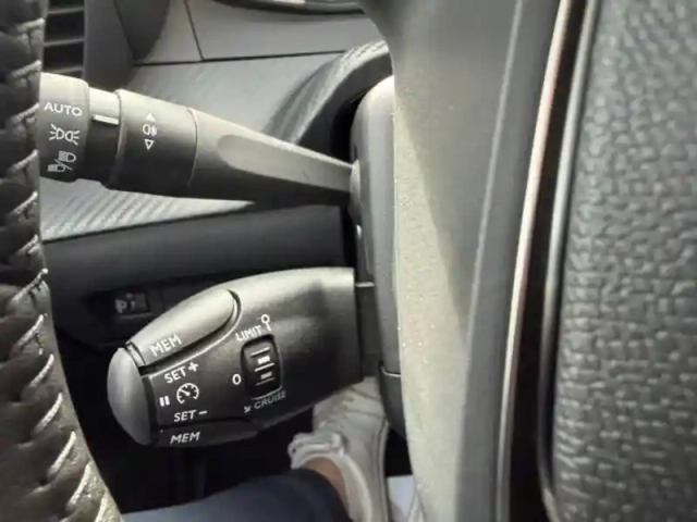 Peugeot 208 turbo 100 ch bvm6 — photo 20