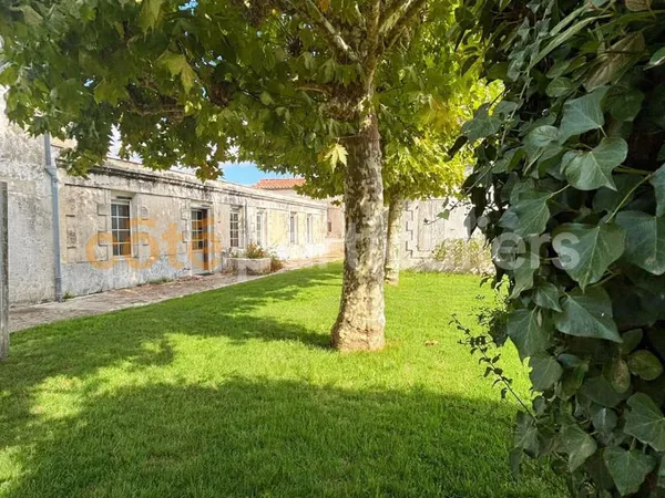 Maison de caractère 1880 - 3 chambres - Terrain 1259m2 arboré - centre bourg