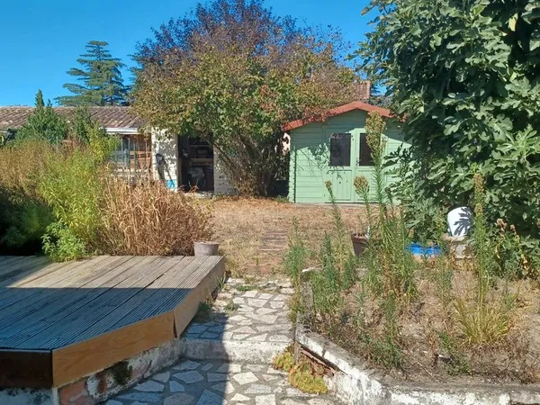 Maison de charme en pierre et galets avec jardin