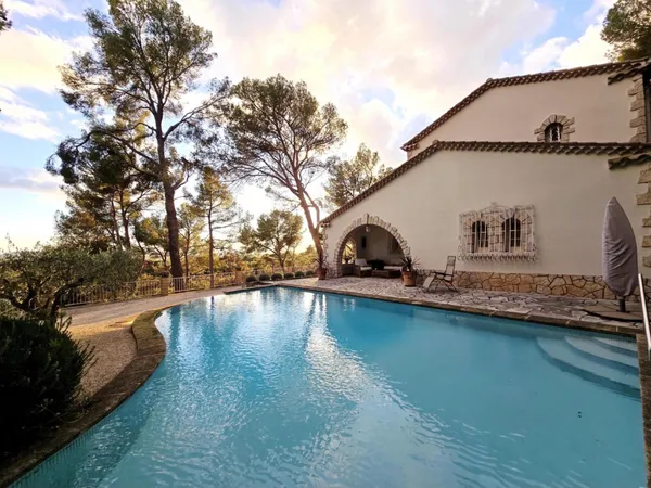 MÉRINDOL - Maison d'exception 145 m² avec vue panoramique et piscine à débordement - Terrain 3 265 m