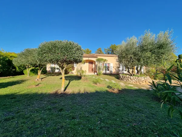 A Régusse Villa de plain-pied avec garage sur1074m2