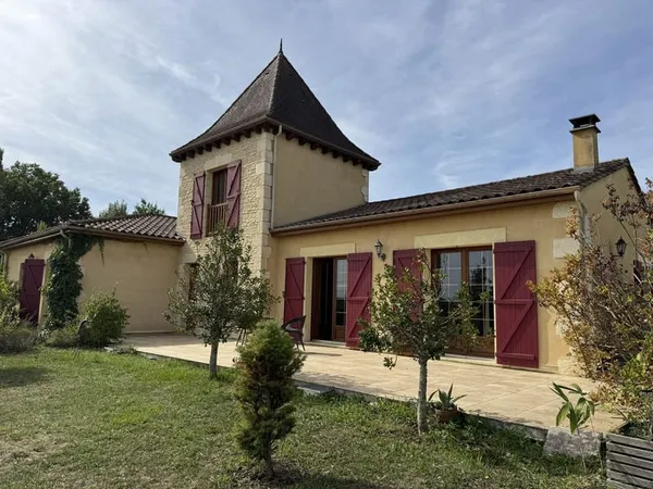 Grande maison position dominante avec tour, grand jardin, piscine et très jolie vue !
