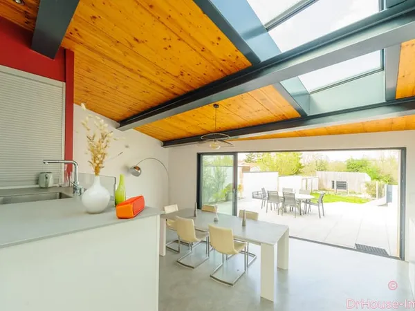 MAISON RENOVEE AVEC CHARME - VOLUMES ATYPIQUES - PISCINE