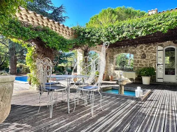 Maison de charme de type 5, 4 chambres avec piscine, garages