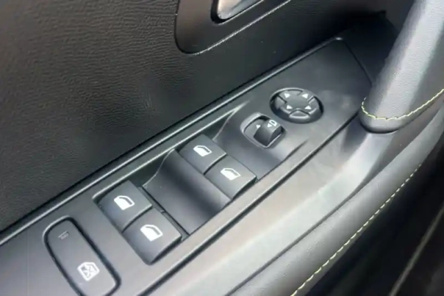 Peugeot 208 hybrid 100 e-dcs6 — photo 27