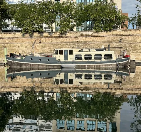 Vends peniche aménagée. 21,35 X 4m. 2 chambres Paris 4ème