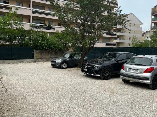 Place de parking sécurisée - Gaillard, à150m de la douane de Moëllesulaz - 100 /mois