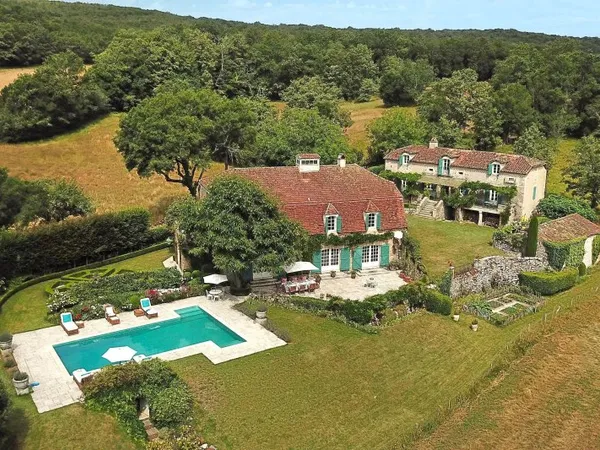 Manoir d'exception avec maison d'amis et piscine, situé dans un cadre privé sur un terrain de 28 hec