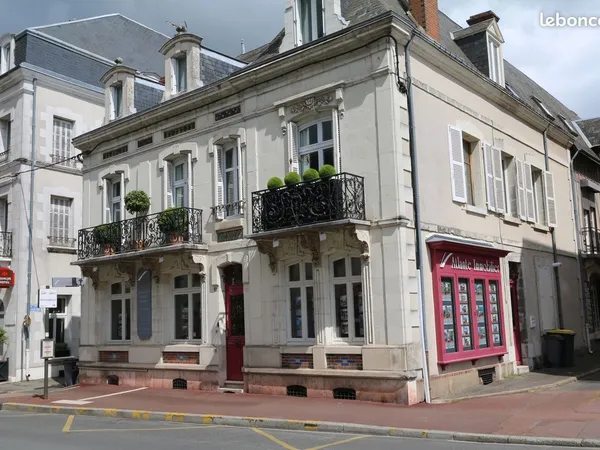 Espace commercial à louer, caractère ancien et belle hauteur sous plafond