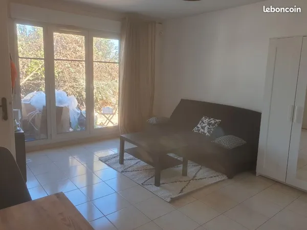 Studio meublé pour une fille