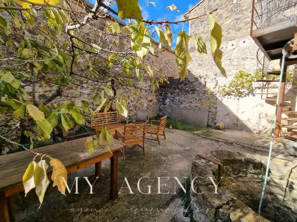 Maison vigneronne rénovée avec grand garage, cour, jardinet