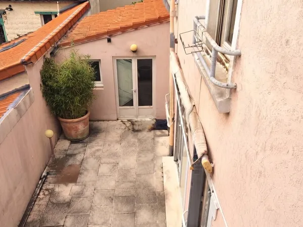 MAISON AVEC COUR A RENOVER ENTIEREMENT