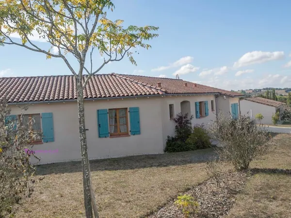Belle villa plain pied climatisée Mauvezin centre avec piscine et garage sur 1900 m2