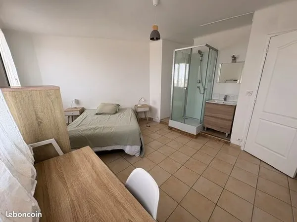 Chambre meublée avec douche privative disponible le 7 octobre