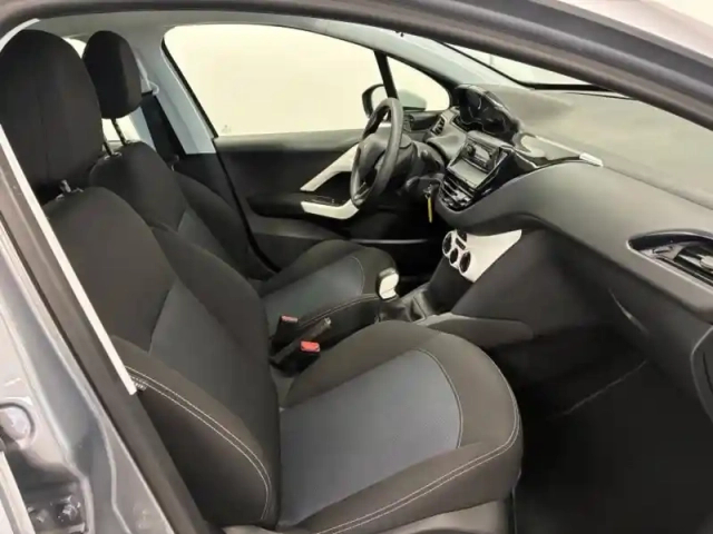 Peugeot 208 1.2 puretech 68ch e6.c like 5p — photo 10