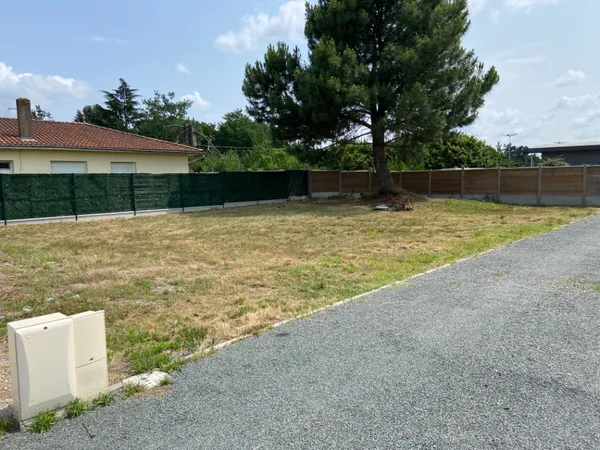 Terrain 600 m²