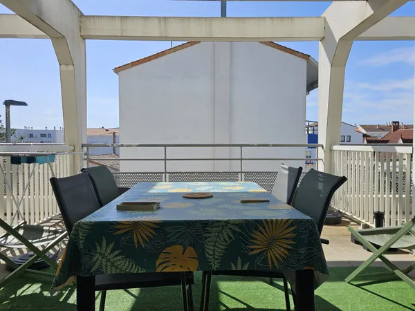 STUDIO AVEC COIN ALCOVE + TERRASSE + GARAGE !