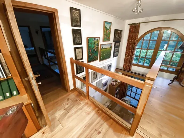 Dans un Domaine fortifiée médiéval, maison en pierres avec 2