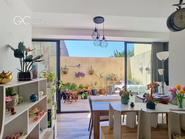 Maison 3 chambres, cour et terrasse.