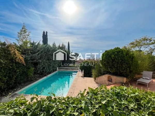 Vue mer d'exception à Sanary-sur-Mer : villa lumineuse de 135 m², grande piscine et jardin arboré, a