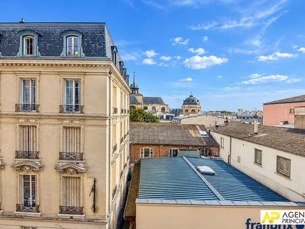 Versailles Notre-Dame Appartement 5 pièces 87 m² situé au 3ème étage avec ascenseur auquel s'ajouten