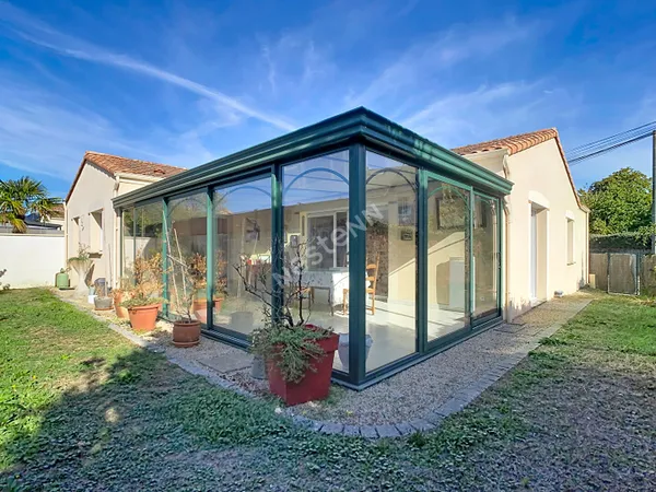 Maison Vallet de plain-pied 2014 en hyper centre, 2 chambres + bureau, garage et extérieur, à seulem