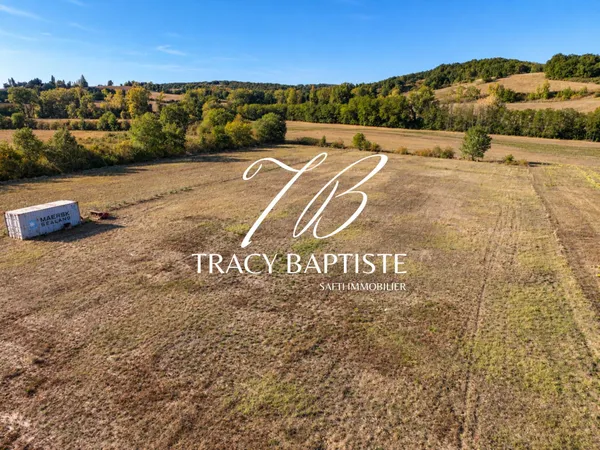 Terrain plat - 1 277 m² constructibles - Plus de 6 200 m² au total - Absence d'emprise au sol - Vue 