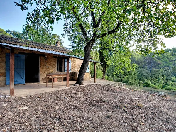 À VENDRE EN EXCLUSIVITÉ - TRANS-EN-PROVENCE - CABANON sur un terrain en zone naturelle de 1,7 hectar