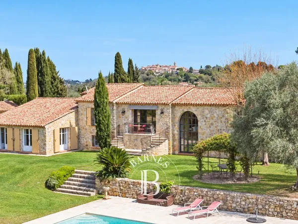 MOUGINS - MAS EN PIERRE - VUE PANORAMIQUE