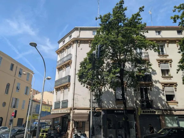 NICE LIBÉRATION — 2 PIÈCES ATYPIQUE EN DERNIER ETAGE AVEC CAVE
