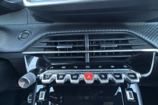 Peugeot 208 puretech 100 s&amp;s eat8 — photo 18