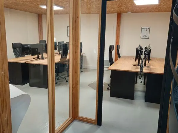 Coworking - Poste de travail fixe et équipé - Saint-Malo