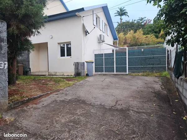 À LOUER - Maison T4 avec terrasse, parking et jardin à La Bretagne, Saint-Denis (97490)