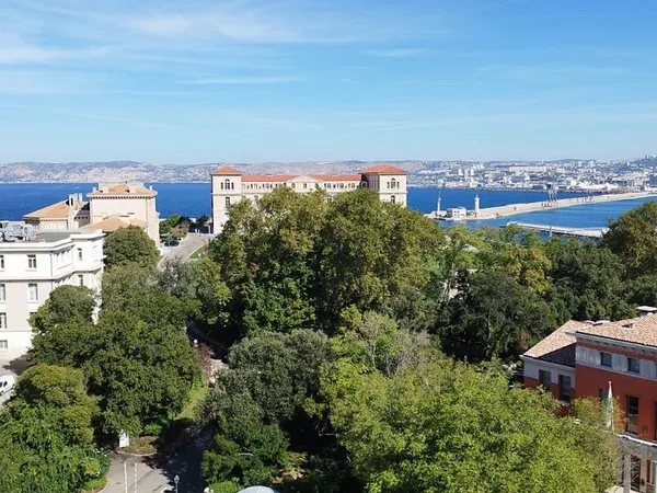 Superbe appartement le pharo (7eme)
