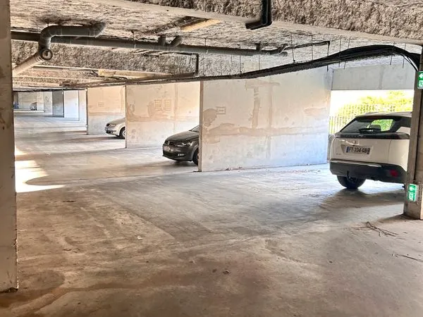 à louer - place de parking couverte - parc arena, nîmes