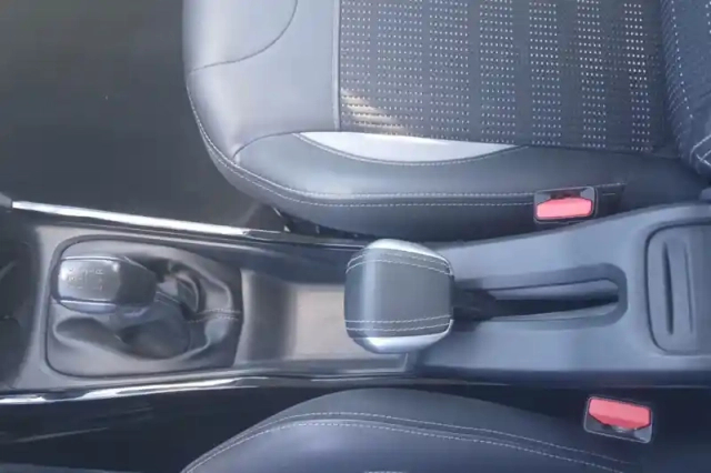 Peugeot 2008 1.2 puretech 110ch s&amp;s bvm5 — photo 29