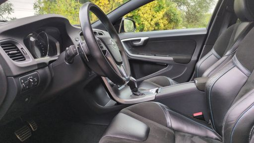 Volvo V60 2.0 T6 367 AWD Geartronic - Polestar – 2017 – 115440 km – Essence – Boîte Automatique — photo 11