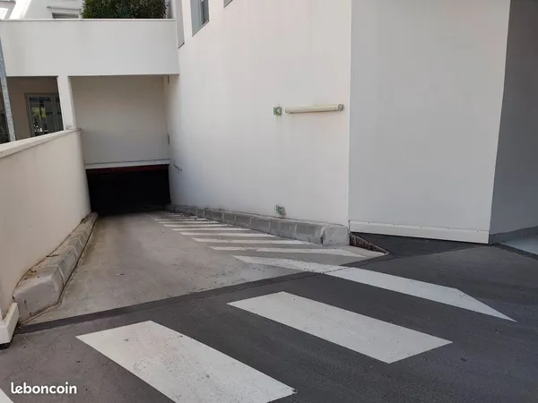 Parking couvert, sécurisé Les Minimes - Quartier Cinéma + Facultés