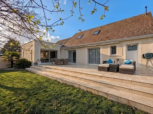 Maison contemporaine récente 133 m² Grand terrain -Piscine -2 garages - Au calme - Proche Bléré