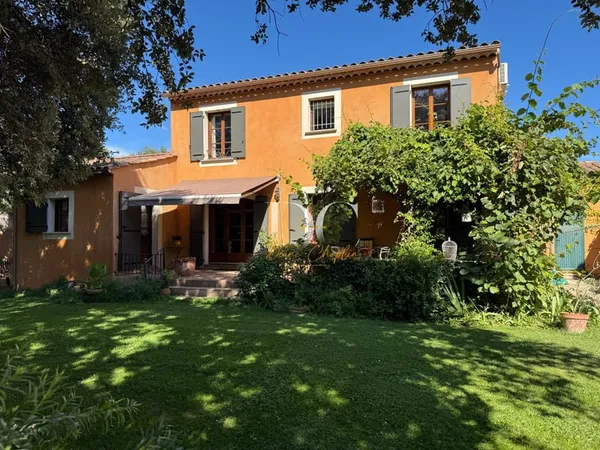 Maison traditionnelle, piscine, jacuzzy, panneaux solaires, 4 ch