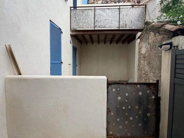 NÎMES - Superbe studio rénové entièrement neuf de 23 m2 avec cour privative de 23 m2