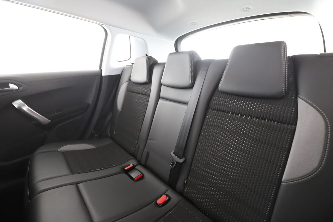Peugeot 2008 1.5 Blue-HDi Allure EAT6 — photo 13