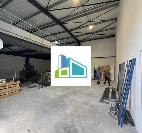 Local 180 m² Saint-Estève-Janson