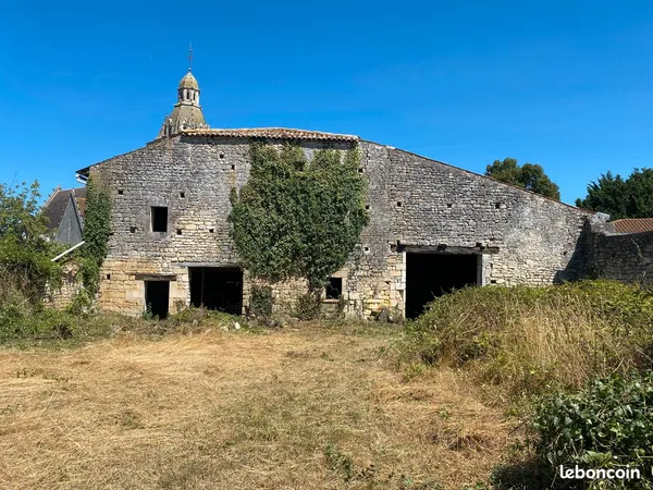 Grande bâtisse ancienne à proximité du clocher de Fléac-sur-Seugne