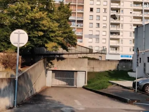 Garage fermé hyper centre de Firminy 42700