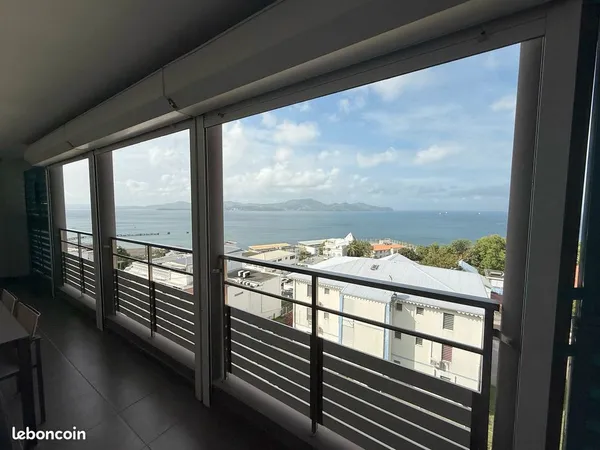 À LOUER - Duplex T4 meublé haut de gamme avec vue mer à Fort-de-France (Résidence Bleu Azur)