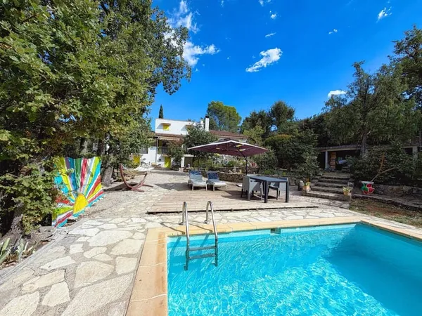 Villa rénovée avec studio indépendant, piscine et 3 867 m2 de terrain à Lorgues