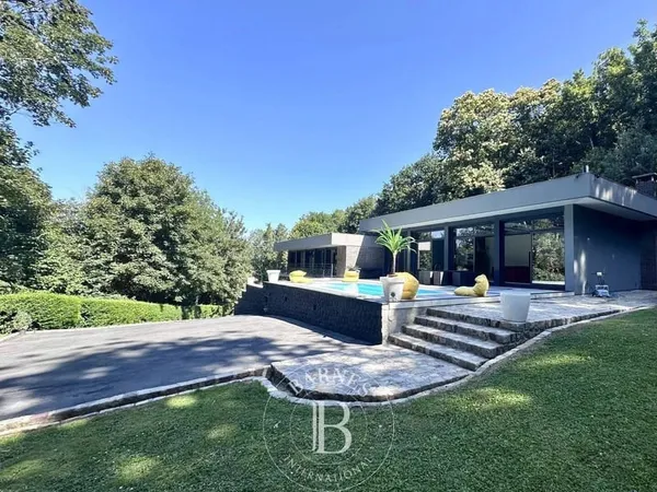 Maison 8 pièces 370 m²