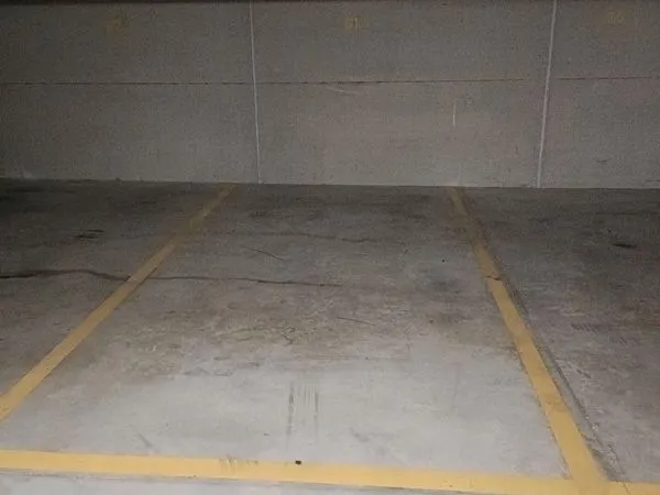 Place de parking sous-terrain fermé