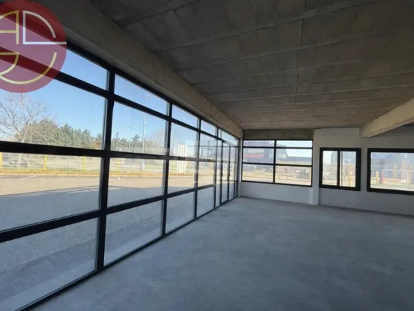 Local commercial 2 pièces 220 m²